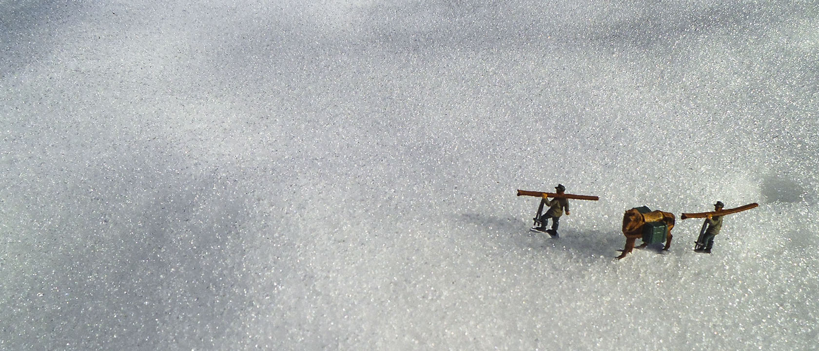 Soldados en miniatura sobre nieve