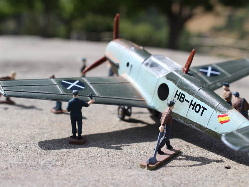 Labores de mantenimiento del caza Bf 109