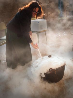 Marisa Torralba preparando su caldero en los ensayos de las brujas de 2016