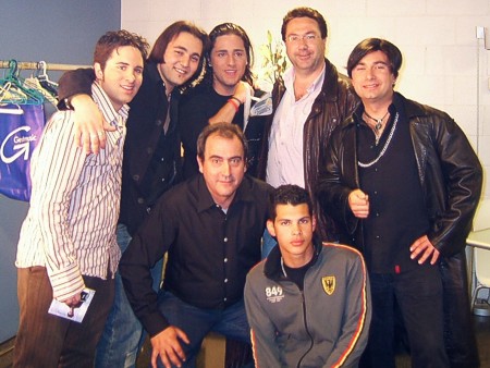 Imitadores y acompañantes con Busta en el camerino