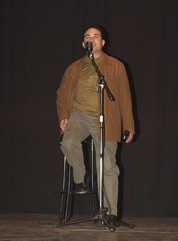 El presentador, el micro y el taburete