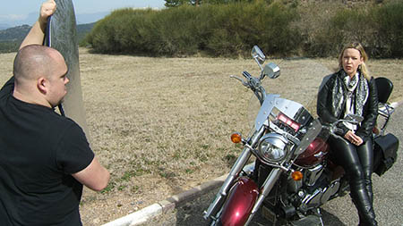 Diego reflejando luz con las pantallas flex