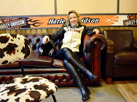 La motera húngara de monegros, Eszter Jámbor