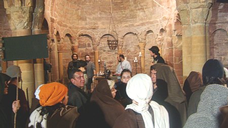 Set de rodaje de Perceval en el interior de la iglesia de San Juan de la Peña