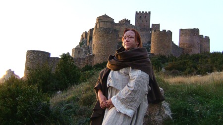 Posado de campesina con el Castillo