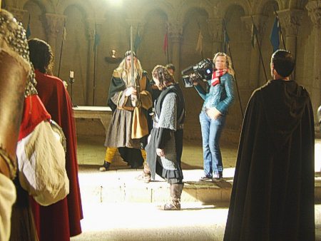 El Rey Arturo (Biff Byford) a punto de ordenar caballero a Perceval (Iván Hermés)