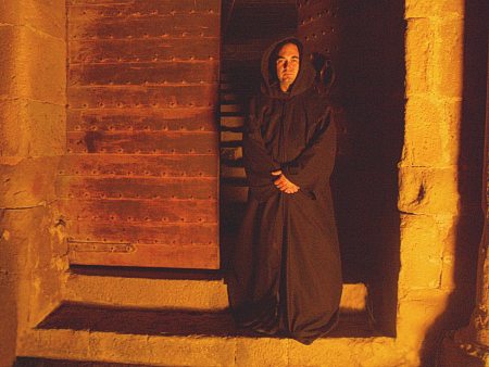 Miguel Ángel haciendo de monje en la puerta del Castillo