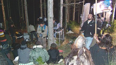 Preparando el nuevo set entre los árboles del bosque del castillo