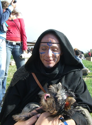 José Maria entretenido con un perrito
