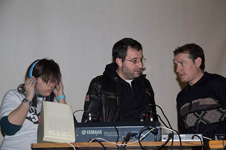 Beatriz y Sisco en los controles de sonido