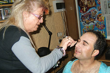 Maite Hilera maquillando a Miguel Ángel