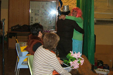 José y Pancracia se ponen a bailar