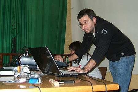 Sisco Castañ haciendo unos ajustes de sonido