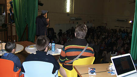 La tarde va avanzando y no se mueve un alma del local