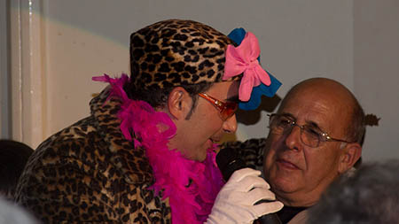 Boris Izaguirre haciendo amigos en Villanueva