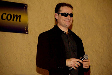 Arturo, que no se agunta la risa, se convertirá en Tom Jones