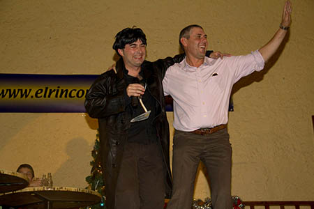 José Antonio, en plan espontáneo, se sube a cantar con Bustamante el 'Soy paleta'