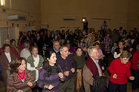 Y la fiesta sigue al ritmo de 'Everybody needs somebody'