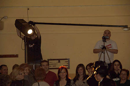 Cristina con el foco y Diego con la cámara