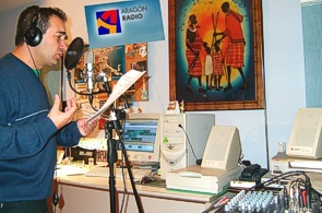 Miguel Ángel Lordán produciendo el programa de humor para Aragón Radio