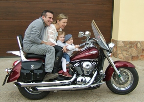 Eszter con su familia y su moto