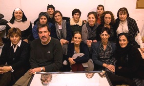 El director junto con las actrices de reparto