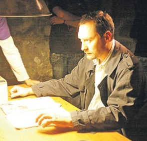 El actor francés Walter Protch interpreta al comisario