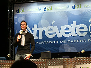 Javier Cárdenas da los buenos días al público de Atrévete