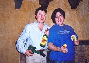 Los dos cantautores celebrando su cumple de 2003