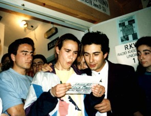 Avelina Catalán, ganadora del concurso, leyendo la última prueba