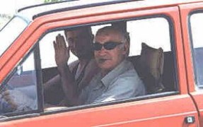 Pablo con sus gafas de sol y la faria, con su amigo Volodimir y de ruta con su 'Sea Panda'