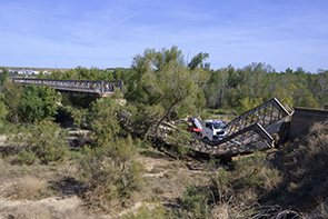 El peso del camión excedía el tonelaje permitido en el puente