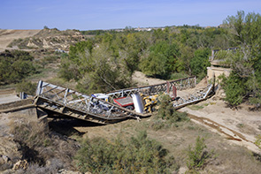 El último tramo del puente se desplomó sobre el camino paralelo al río en su margen derecho.