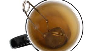 Té con bola metálica