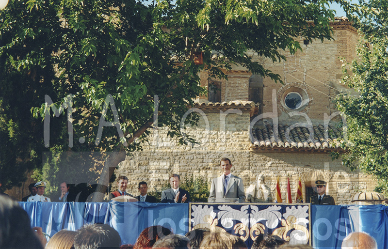 El Príncipe Felipe dirigiéndose a los vecinos de Villanueva de Sijena