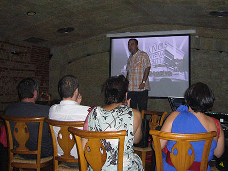 Miguel Ángel Lordán presentando el corto La fiesta de los 40