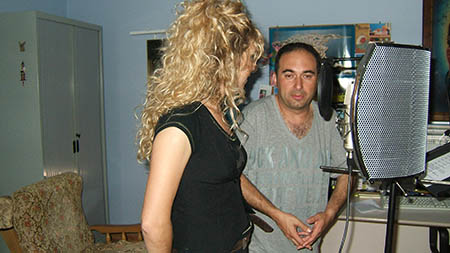 Ana recibiendo las indicaciones de Miguel Ángel para realizar un buen doblaje