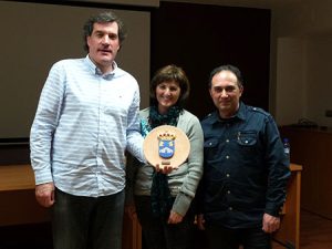 La Asociación de Amas de Casa nos regala un plato con el escudo de Ballobar