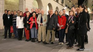 Socios del Circulo Republicano con miembros del equipo de Lágrimas de mujer