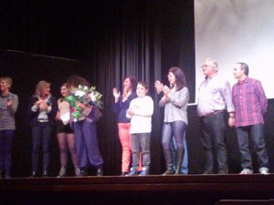 La actriz jacetana Ana Esther Ubieto recibió un ramo de flores y se emocionó al oír el 'cumpleaños feliz'