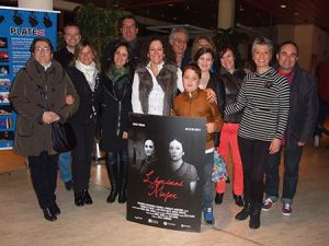 El equipo de 'Lágrimas de mujer' con miembros de la Asociación Doña Sancha