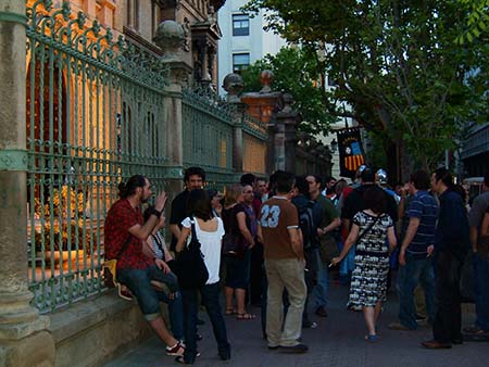 Público en la Plaza de los Sitios de Zaragoza