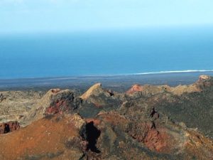 Vista de los cráteres del Timanfaya y el Océano Atlántico
