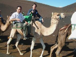 Miguel Ángel y Joseba de paseo en camello por las arenas de las colinas lunares