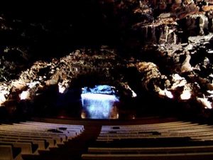 Auditorio natural en la gruta volcánica