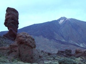 Roque Chinchado o Árbol de piedra y el pico del Teide