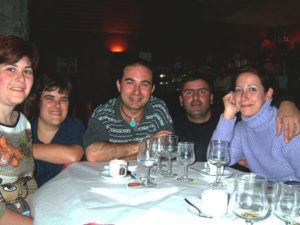 Mónica, Anna, Miguel Ángel, Marcos y Yolanda cenando en Güímar