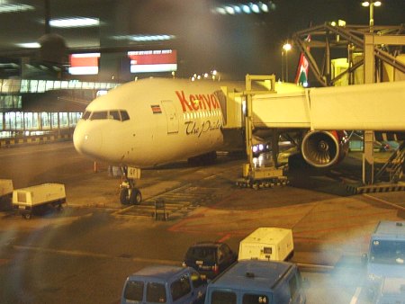 Avión de Kenia en la terminal holandesa