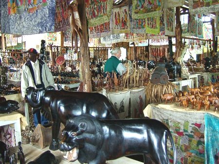 En las tiendas de recuerdos se amontonan las tallas de madera y los baticts (pinturas sobre tela)