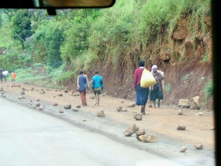 Los peatones sortean la señalización de obras en la calzada